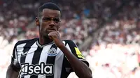 Pemain Newcastle, Alexander Isak merayakan gol kedua timnya ke gawang West Ham United pada laga lanjutan Liga Inggris 2023/2024 di London Stadium, London, Inggris, Minggu (08/10/2023) malam WIB. Isak berhasil mencetak dua gol pada laga tersebut. (AFP/Henry Nicholls)