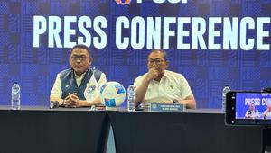 Sumardji (kanan) meletakkan jabatannya sebagai Manajer Timnas Indonesia dan memilih fokus pada tugas Ketua Badan Tim Nasional (BTN) selepas kegagalan di SEA Games 2025 Thailand. (Liputan6.com/Melinda Indrasari)