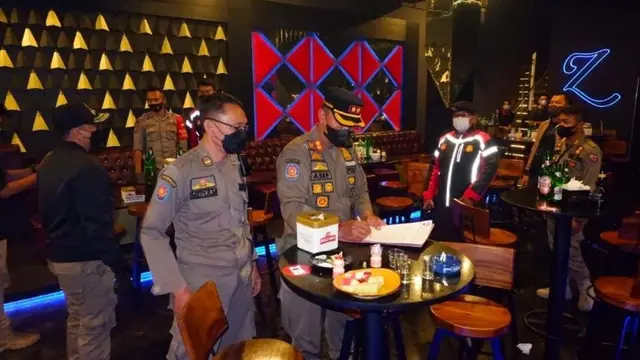 Satpol PP Kota Bogor menindak tempat hiburan di kawasan Pajajaran, Kota Bogor, Minggu (12/9/2021).