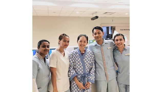 Momen Haru Wanita Pengidap Kanker Tetap Tersenyum Saat Rambutnya Dibotakin