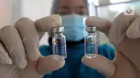 Dokter menunjukkan botol vaksin virus corona COVID-19 produksi Sinovac saat kegiatan vaksinasi di Puskemas Jagakarsa, Jakarta Selatan, Kamis (14/1/2020). Sejumlah Puskesmas di Jabodetabek mulai melakukan vaksinasi COVID-19 pada hari ini. (merdeka.com/Arie Basuki)