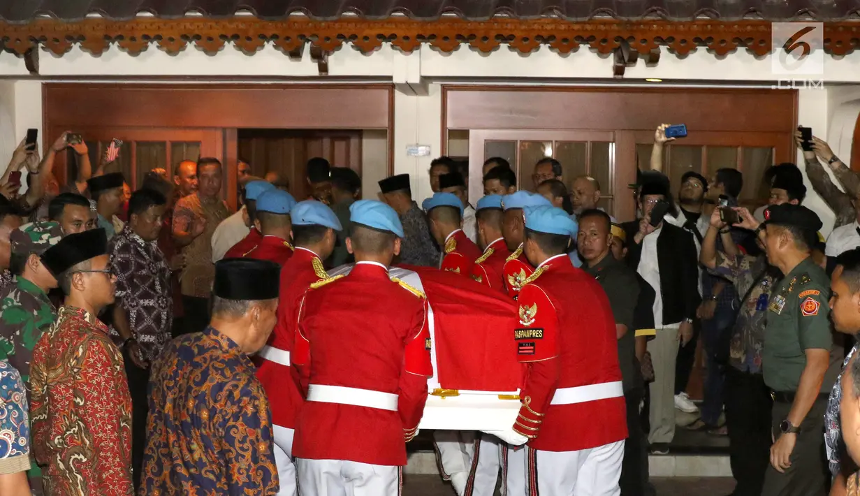 Anggota Paspampres mengangkat peti jenazah Presiden RI ke-3 BJ Habibie saat tiba di rumah duka Patra Kuningan Jakarta, Rabu (11/9/2019). Jenazah disambut keluarga, kerabat, dan pelayat yang sudah menunggu untuk disemayamkan di rumah duka sebelum dimakamkan di TMP Kalibata. (Liputan6.com/Angga Yuniar