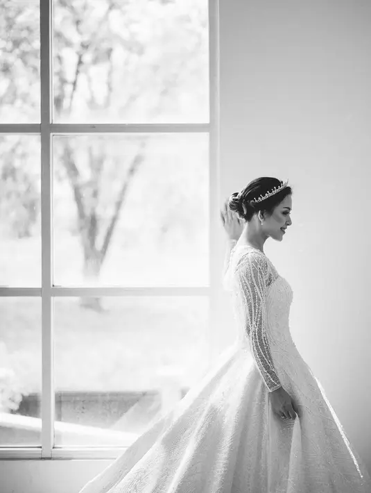 Lady Nayoan sendiri tampil begitu memesona dibalut gaun pengantin putih. [Foto: Instagram/byantonius]