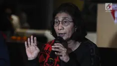 Menteri Kelautan dan Perikanan Susi Pudjiastuti memberi keterangan pers di Bandara Halim Perdanakusuma, Jakarta, Selasa (30/4/2019). Susi menegaskan kapal ikan Vietnam yang ditangkap TNI AL di Laut Natuna Utara pada 27 April 2019 telah melanggar wilayah laut Indonesia. (Liputan6.com/Herman Zakharia)