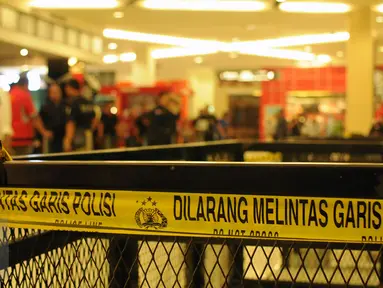 Petugas kepolisian berjaga disekitar lokasi ledakan tabung gas sebuah rumah makan di Mall Gandaria City, Jakarta, Kamis (19/5/2016). Akibat ledakan ini, dikabarkan 13 orang mengalami luka bakar. (Liputan6.com/Helmi Fithriansyah)