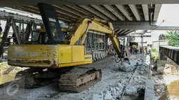 Alat eskavator mulai menghancurkan sisi fondasi jembatan Rawajati, Kalibata, Jakarta, Minggu (6/3/2016). Pasalnya, sampah sering menumpuk di jembatan tersebut dan menyebabkan banjir di sekitar Kali Ciliwung. (Liputan6.com/Yoppy Renato)