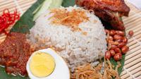 Resep Nasi Uduk Betawi. Photo by Suhairy  Tri Yadhi: https://www.pexels.com/photo/close-up-of-a-dish-with-rice-and-eggs-served-on-a-leaf-11912814/