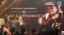 Penyandang tunanetra Tini Kasmawati menerima penghargaan kategori lingkungan dari Tokoh Filantropis, Irwan Hidayat dalam ajang Liputan6 Awards di Jakarta, Sabtu (25/5/2019). (Liputan6.com/Immanuel Antonius)
