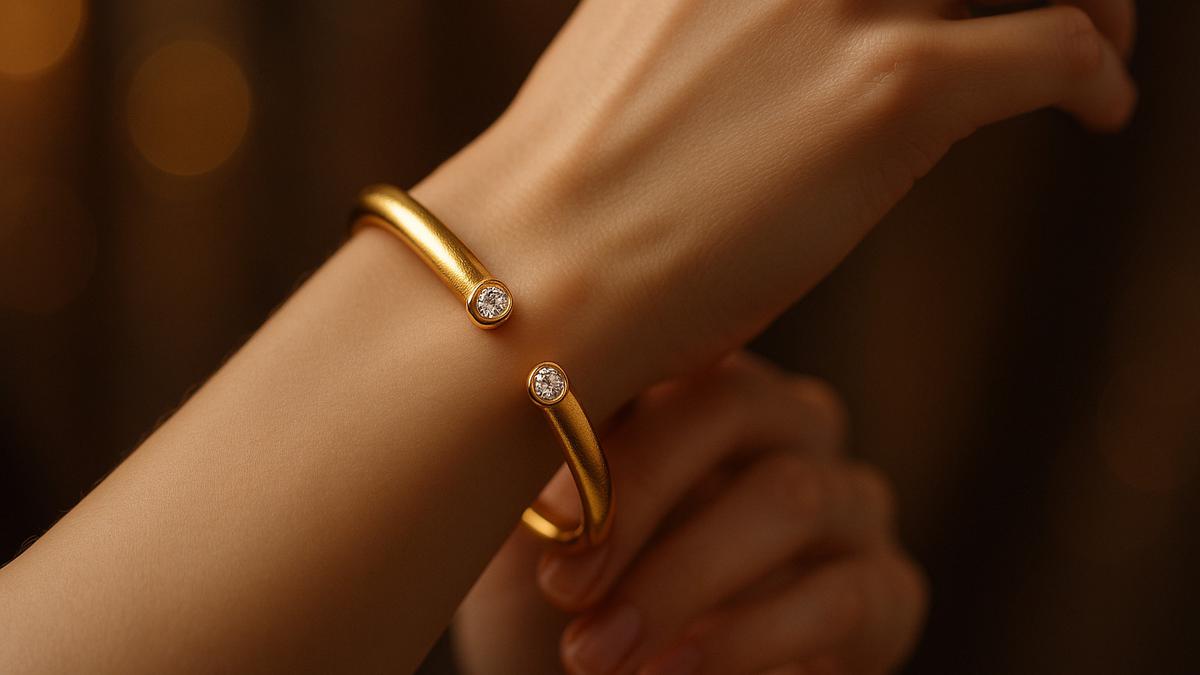 8 Model Gelang Emas Cuff Kombinasi 22K yang Jadi Tren Sekarang 2025