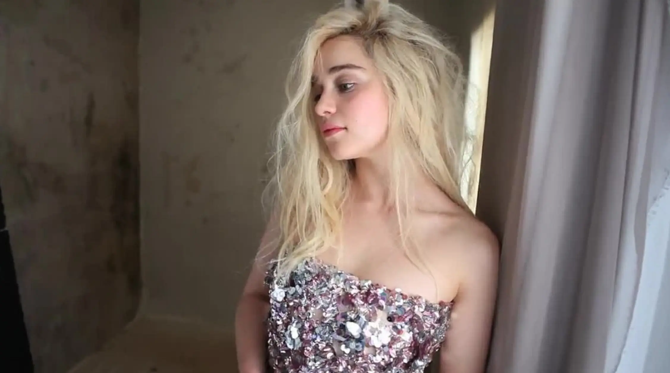 Penayangan Game of Thrones ditunda, Emilia Clarke menjajal terjun bermain film horor.