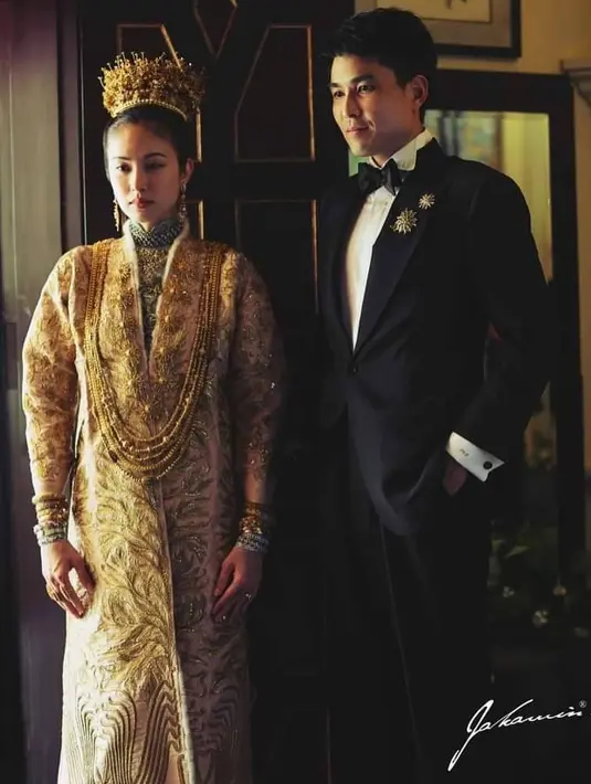 Rupanya, semua ansambel yang dipakai Nong Poy merupakan koleksi nenek sang suami. Termasuk perhiasan emas dan batu mulia yang merupakan barang antik berusia ratusan tahun. [@niyadarweddinganswer]