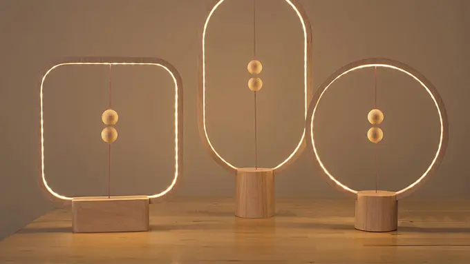 [Bintang] Tak Perlu Ditekan, Lampu Bingkai Ini Bakal Nyala dengan Cara Unik