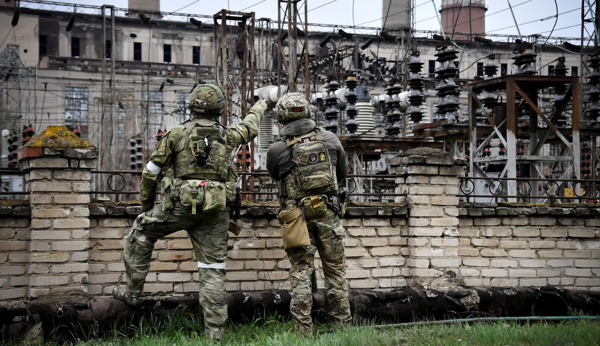 Tentara Rusia menjaga pembangkit listrik Luhansk di kota Shchastya (13/4/2022). Dibangun antara tahun 1950 dan 1956 dan generator pertamanya terhubung ke jaringan pada 30 September 1956. (AFP/ Alexander Nemenov)