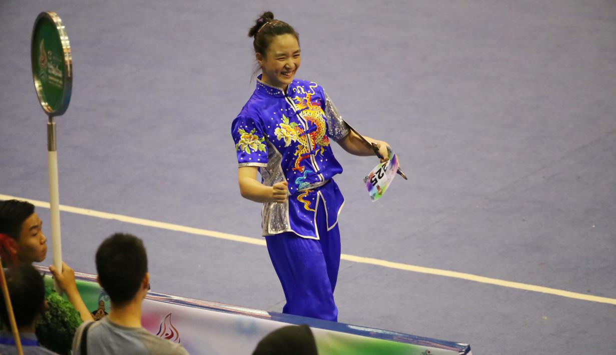 Atlet Wushu Indonesia, Ivana Ardelia terlihat senang usai meraih medali perak pada Kejuaraan Dunia Wushu 2015 di Istora,Senayan, Jakarta, Selasa (17/11/2015). (Bola.com/Nicklas Hanoatubun)