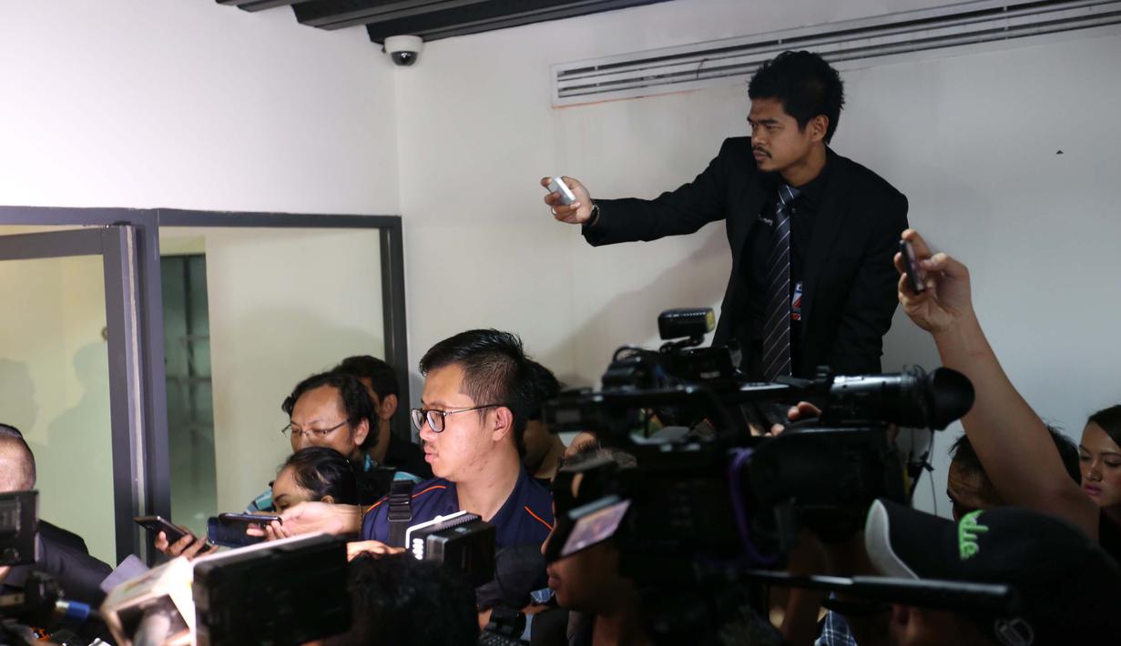 Gaya Bambang Pamungkas saat memotret rekannya Ponaryo Astaman usai bertemu delegasi FIFA-AFC di Kantor PSSI, Senayan, Jakarta, Selasa (3/11/2015). (Bola.com / Nicklas Hanoatubun)