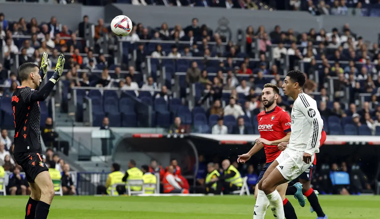 Pemain Real Madrid, Jude Bellingham (kanan) mencetak gol ke gawang Osasuna pada laga lanjutan Liga Spanyol 2024/2025 di Santiago Bernabeu, Madrid, Spanyol, Sabtu (09/11/2024) WIB. (AFP/Oscar Del Pozo)