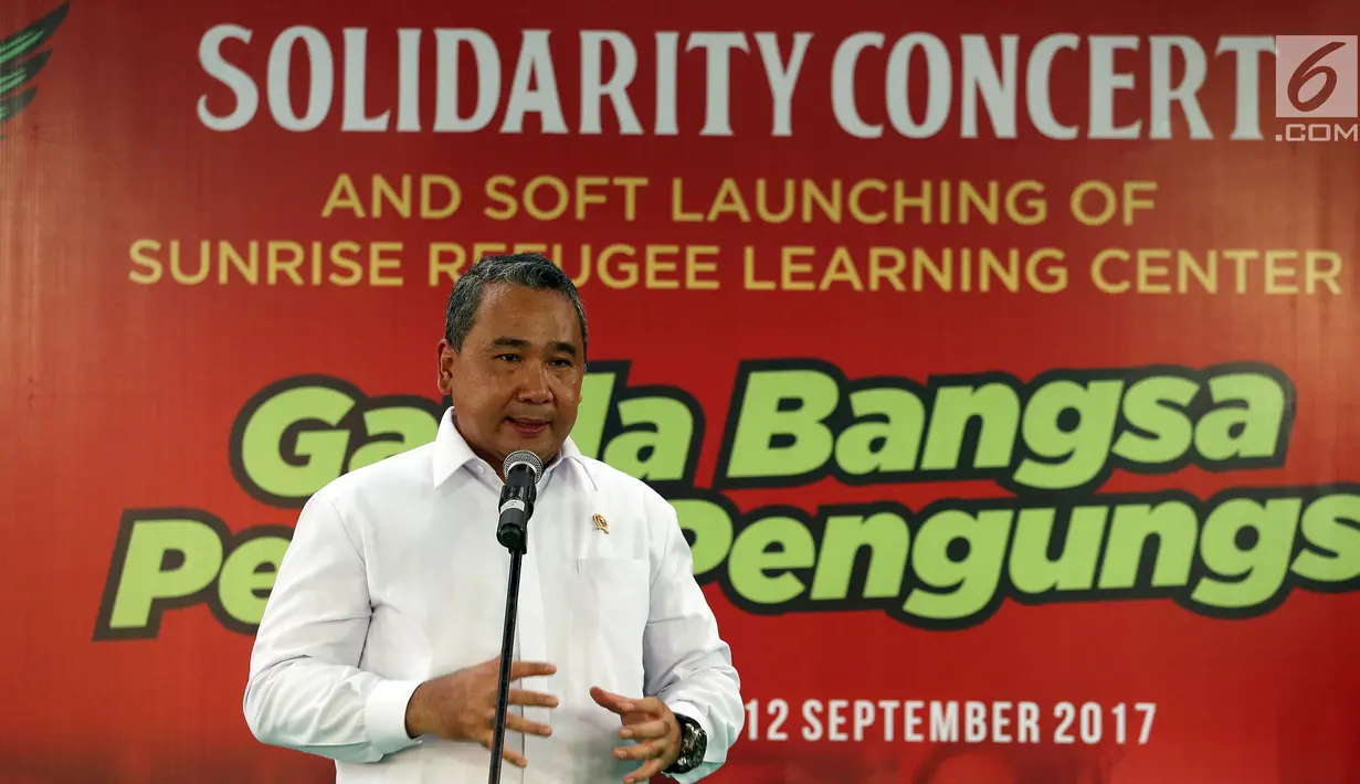 Mendes PDT, Eko Putro Sandjojo memberikan sambutan saat menghadiri acara Penggalangan dana di Jakarta, Selasa (12/9). Acara tersebut bentuk simpatik terhadap kekerasan yang melanda etnis Rohingnya di Myanmar. (Liputan6.com/Johan Tallo)
