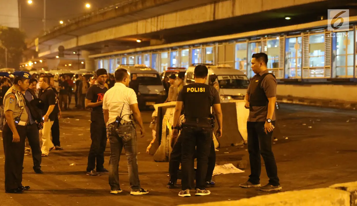 Sejumlah petugas berada di lokasi terjadinya ledakan di sekitar Terminal Kampung Melayu, Jakarta, Rabu (24/5). Kapolres Jakarta Timur Kombes Andry Wibowo mengatakan sejauh ini ada 3 korban jiwa akibat ledakan tersebut. (Liputan6.com/Angga Yuniar)