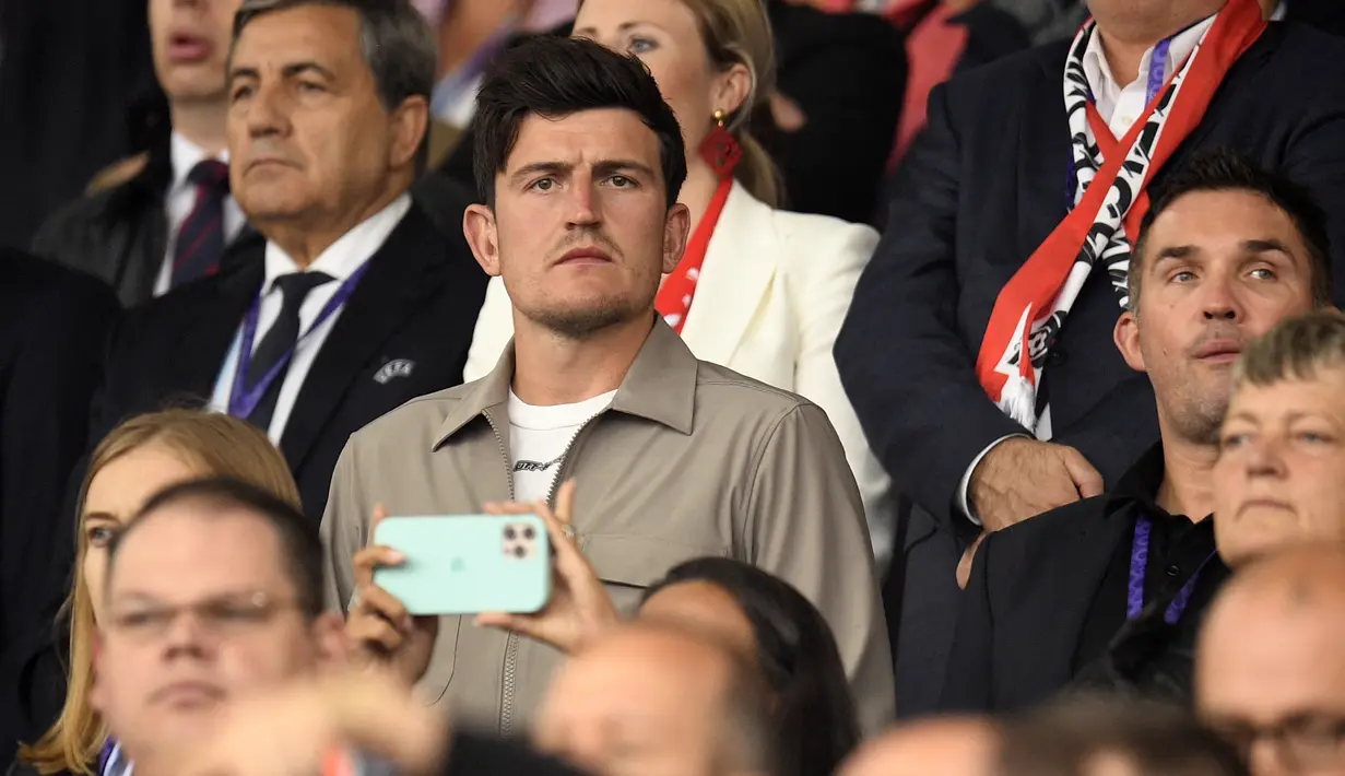 Selain Raphael Varane, Manchester United harus kehilangan Harry Maguire untuk sementara waktu. Sang kapten tak bisa membela timnya karena cedera. Maguire mengalami cedera hamstring pada tugas internasional dengan timnas Inggris. Hal itu membuatnya harus menepi pada beberapa laga Manchester United. (AFP/Oli Scarff)