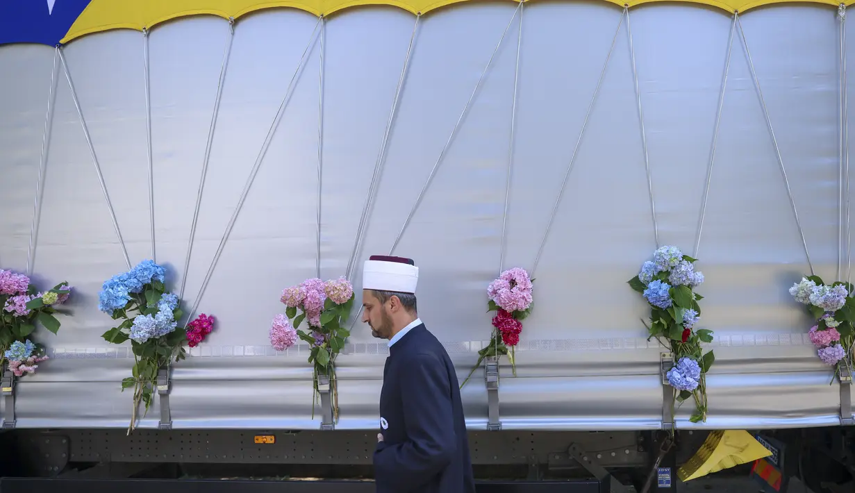 <p>Korban genosida Srebrenica yang baru teridentifikasi dimakamkan kembali setiap tahun pada tanggal 11 Juli, hari peringatan peristiwa pembantaian yang dimulai tahun 1995, di sebuah taman pemakaman khusus yang luas dan terus diperbesar di luar kota itu. (AP Photo/Armin Durgut)</p>