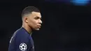 Mbappe mengeklaim bahwa dirinya tidak mendapatkan pembayaran gaji dan bonus sebesar 55 juta euro atau Rp944 Miliar dalam beberapa bulan terakhirnya di PSG. Namun, hal ini dibantah oleh mantan klubnya yang menganggap jumlah tersebut telah dibebaskan secara sukarela. (AFP/Franck Fife)