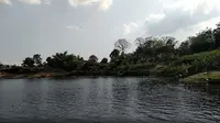 Menyelami Sungai Bengawan Solo bermenit-menit lamanya tanpa bernafas untuk mengambil pusaka (Liputan6.com/Ahmad Adirin)