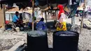 Pekerja mengupas kerang hijau di Kawasan Dadap, Kecamatan Kosambi, Kabupaten Tangerang, Rabu (22/9/2021). Kerang hijua tersebut dijual dengan harga Rp 20 ribu per kilogramnya di wilayah Tangerang Raya.. (Liputan6.com/Angga Yuniar)