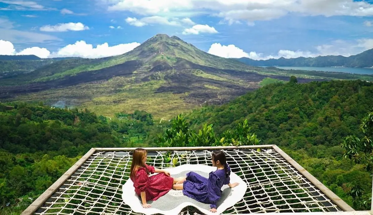 Selain dengan keluarga, Shandy juga mengajak serta sang manager. Mereka pose cantik dengan latar gunung yang memesona. (Instagram @shandyaulia)