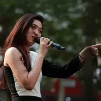 Penampilan Isyana Sarasvati merupakan yang paling ditunggu-tunggu oleh para pengunjung yang meramaikan area Tribeca Park tersebut. (Deki Prayoga/Bintang.com)