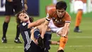 Pemain Melbourne Victory, Jay Barnett, dijatuhkan pemain Chiangrai United, Thirayu Banhan, pada laga Liga Champions Asia di Melbourne, Selasa (11/2). Melbourne menang 1-0 atas Chiangrai. (AFP/William West)