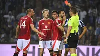 Pemain Manchester United (MU), Bruno Fernandes, menerima kartu merah saat berhadapan dengan FC Porto pada lanjutan Europa League 2024/2025 di Dragao Stadium, Jumat (4/10/2024) dini hari WIB. (MIGUEL RIOPA / AFP)