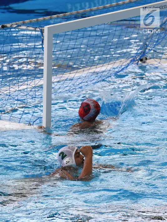 Pemain polo air Arab Saudi, Mohammed Alhelal berhasil menjebol gawang Indonesia pada laga terakhir peringkatan Asian Games 2018 di Stadion Aquatic Centre, GBK, Jakarta, Sabtu (1/9). Indonesia kalah dengan skor 8-12. (Merdeka.com/Imam Buhori)