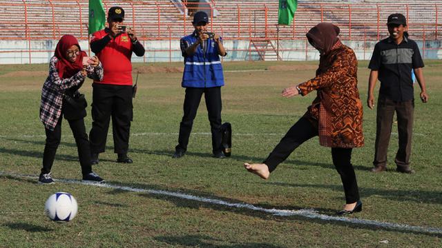 Walikota Risma main sepak bola