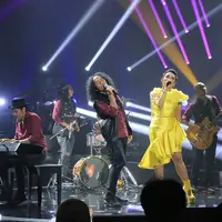 Krisdayanti dan Slank di konser Slank In Love. (Foto: Adrian Putra/Bintang.com)