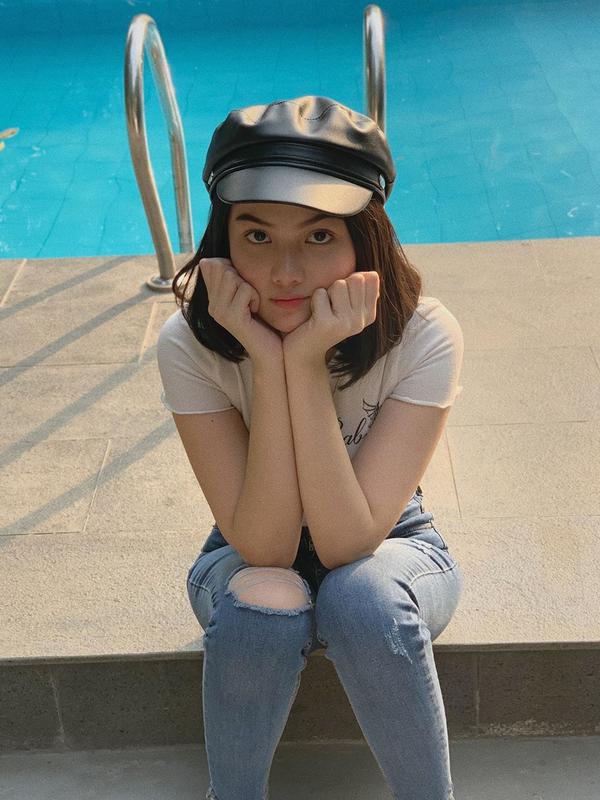 Dikombinasikan dengan topi hitam serta gaya santai, gadis asal Makassar ini makin terlihat dewasa dan memesona. Bahkan memasang pose wajah tanpa senyum, Aisyah tetap dipuji cantik oleh netizen. (Liputan6.com/IG/@aisyahaqilahh)