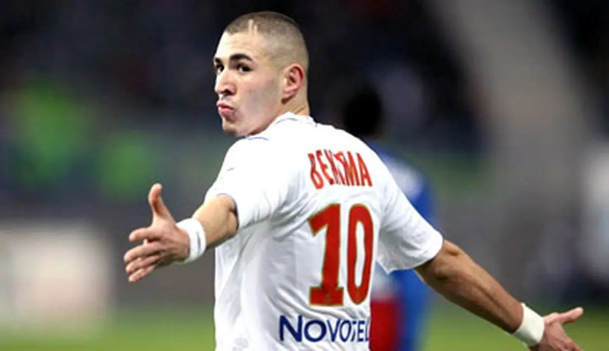 Lyon's Karim Benzema reacts during the French L1 match Caen vs. Lyon, on December 20, 2008, at the Michel-d'Ornano stadium in Caen. Lyon defeated Caen 1-0. AFP PHOTO/KENZO TRIBOUILLARD