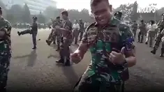 Prajurit ini sangat menghayati gerakan yang biasa dilakukan di senam pagi tersebut.