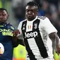 Striker Juventus, Moise Kean, berebut bola dengan bek Udinese, Nicholas Opoku, pada laga Serie A di Stadion Allianz, Turin, Jumat (8/3). Juventus menang 4-1 atas Udinese. (AFP/Miguel Medina)