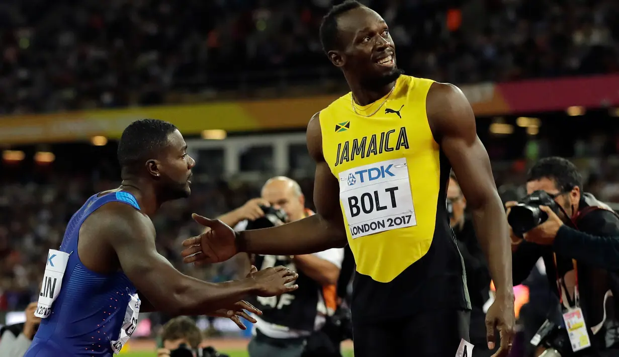 Pelari AS, Justin Gatlin meminta maaf pada Usain Bolt setelah menjadi juara pada lomba lari 100 meter Kejuaraan Dunia Atletik 2017 di Stadion London, Minggu (6/8). Usai kemenangannya, Gatlin meminta maaf dan berlutut di hadapan Bolt (AP/Matthias Schrader)