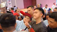 Kaesang Pangarep Foto Dengan Relawan di Kota Serang, Banten. (Rabu, 03/01/2024). (Yandhi Deslatama/Liputan6.com).