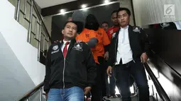 Polisi mengawal tersangka DM dan DMT saat di bawa pada rilis penangkapan narkoba di Polres Jakarta Selatan, Jumat (11/8). Ello ditangkap di rumahnya di Jalan Griya Kecapi, Jagakarsa, Jakarta Selatan. (Liputan6.com/Herman Zakharia)