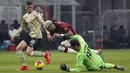 Pemain AC Milan Samu Castillejo (tengah) berebut bola dengan kiper SPAL pada babak 16 besar Coppa Italia 2019/2020 di Stadion San Siro, Milan, Italia, Rabu (15/1/2020). AC Milan menang 3-0. (AP Photo/Antonio Calanni)