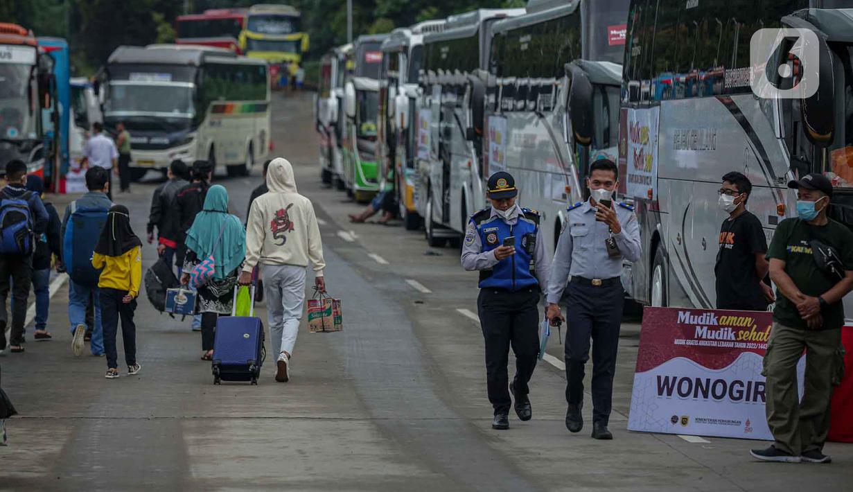 <p>Petugas dengan menggunakan pengeras suara memberikan arahan kepada peserta Mudik Aman Mudik Sehat Kementerian Perhubungan di Terminal Jatijajar, Depok, Jawa Barat, Kamis (28/4/2022). Pengguna jasa transportasi bus yang mengikuti program mudik gratis didominasi oleh pemudik yang berasal dari Jawa Tengah dan Jawa Timur dengan syarat telah menerima vaksin booster. (Liputan6.com/Faizal Fanani)</p>