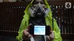 Aktivis yang tergabung dalam Koalisi Ibu Kota melakukan aksi sebelum sidang pembacaan putusan gugatan terkait polusi udara di Pengadilan Negeri Jakarta Pusat, Kamis (16/9/2021). Pada aksinya mereka menuntut pemerintah bisa mengendalikan polusi udara Jakarta dan sekitarnya. (merdeka.com/Imam Buhori)