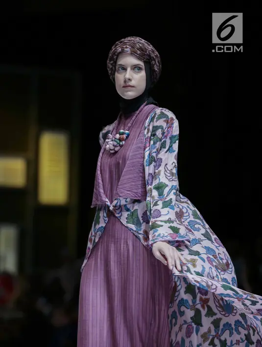 Model mengenakan busana rancangan desainer Cicik Mulyaningtias dalam Muslim Fashion Festival 2018 di Jakarta, Jumat (20/4). Cicik Mulyaningtias menampilkan rancangan gabungan dengan Bemberg TM Japan New Silky Fiber. (Liputan6.com/Faizal Fanani)