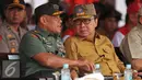 Mendagri Tjahjo Kumolo berbincang dengan Panglima TNI Jend Gatot Nurmantyo, Sumatra Selatan, Kamis (1/3). Pabrik ini berpotensi menghasilkan devisa negara 1,5 Miliar Dolar AS/tahun dan akan resmi beroperasi pada akhir 2016 . (Liputan6.com/Gempur M Surya)