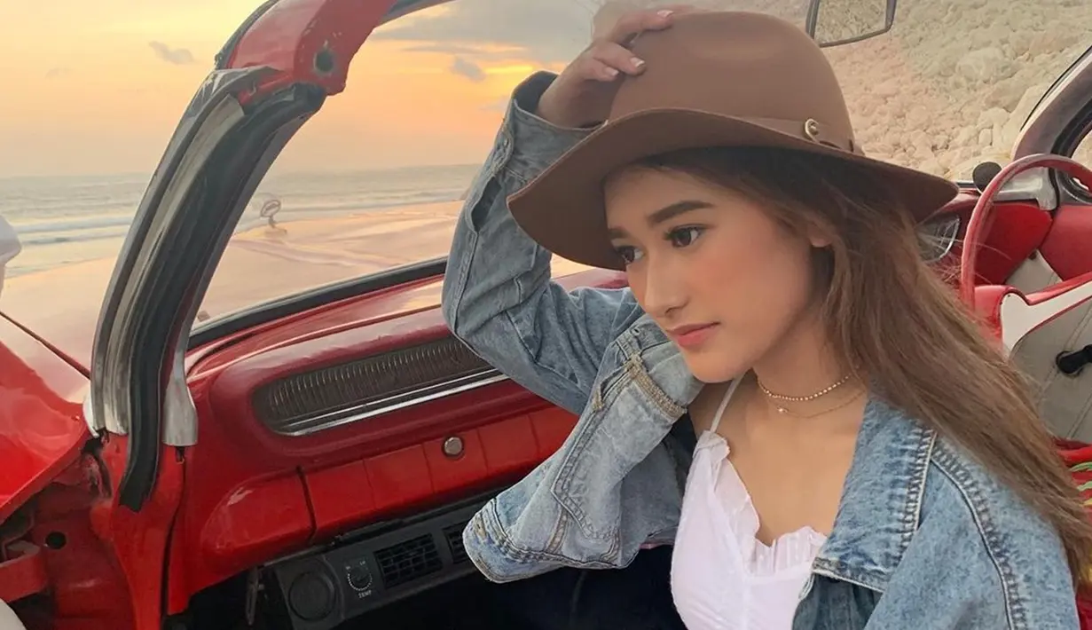 Putri dari komedian Parto ini pun terbilang sering mengunggah gaya penampilannya di media sosial. Menggunakan simple dress berwarna putih, Amanda Caesa memilih memadukannya dengan jaket denim. (Liputan6.com/IG/@amandacaesaa)