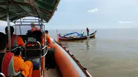 BPBD dan Basarnas mencari nelayan tersambar petir di Kecamatan Tanah Merah, Indragiri Hilir.