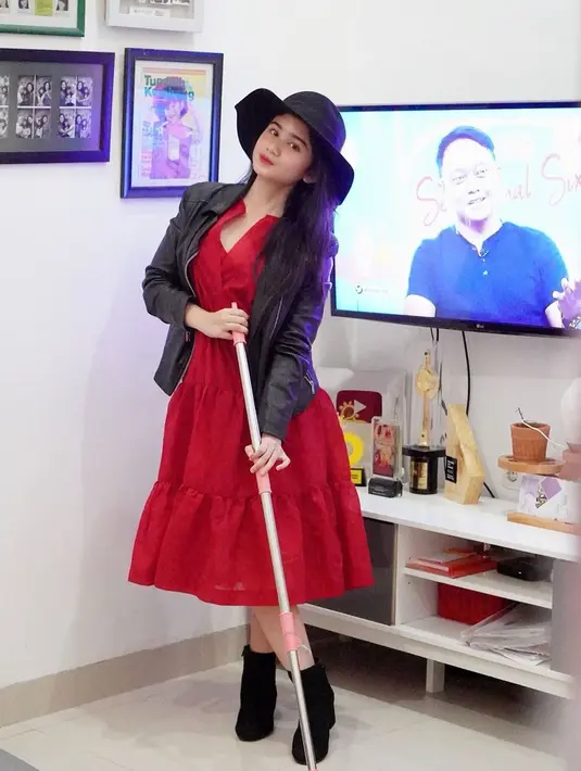 Pose dengan penampilan gaun yang sama dengan ditambah leather jacket, membuatnya semakin modis. Meski foto di rumah, penampilan Tissa tak kalah saat jadi model.(Liputan6.com/IG/@tissabiani)
