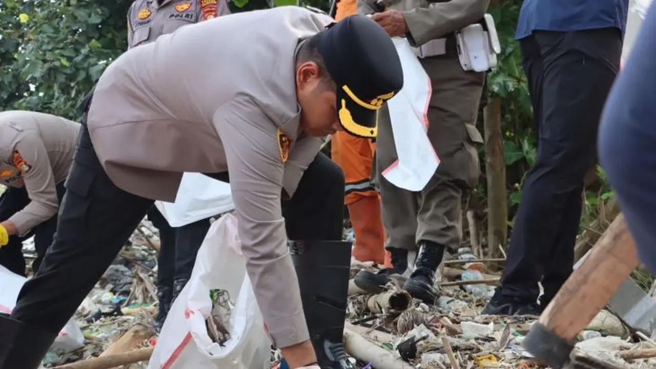 Aris Wibowo Ikut Bersih Pesisir Marunda